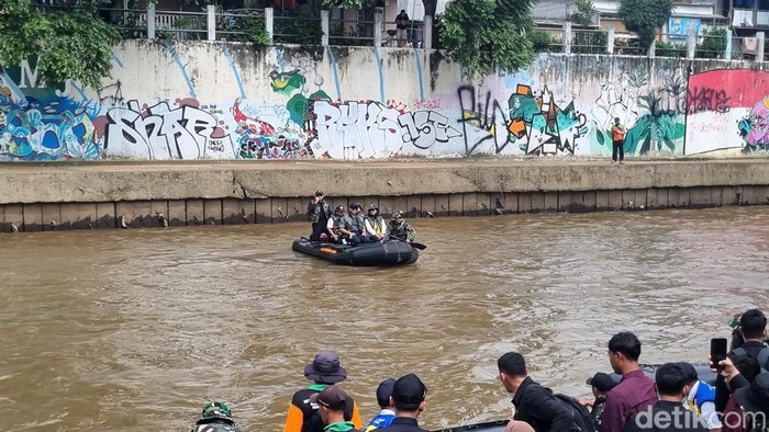 AHY meninjau Kali Ciliwung (Taufiq Syarifuddin/detikcom)