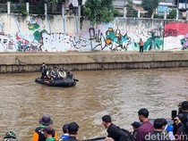 AHY Tinjau Kali Ciliwung Pakai Perahu Karet: Kiri-Kanan Sampah