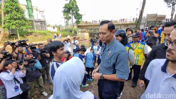 AHY meninjau Kali Ciliwung (Taufiq Syarifuddin/detikcom)