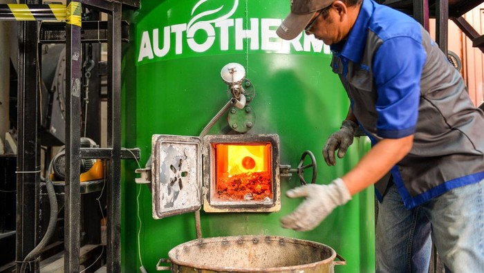 Pekerja membuka ruang bakar alat pemusnah sampah di Jalan Jakarta, Bandung, Jawa Barat, Kamis (7/5/2026). Pemerintah Kota Bandung tengah mengkaji kerja sama dengan PT Tohaan Renewable Energy Engineering, produsen alat pemusnah sampah Autothermix yang berkonsep pengolahan tanpa bahan bakar fosil dengan sistem termal beremisi sebagai alternatif untuk mengurangi beban ke tempat pembuangan akhir (TPA).ANTARA FOTO/Raisan Al Farisi/tom.