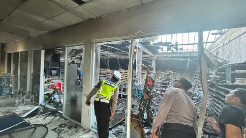 Aparat kepolisian memeriksa kondisi bangunan Indomaret yang ludes terbakar di Klungkung, Kamis (7/5/2026). (Dok Polres Klungkung)