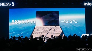 Di sektor performa, ExpertBook Ultra tersedia dalam beberapa pilihan prosesor Intel terbaru. Varian tertingginya menggunakan Intel Core Ultra X9-888H yang diklaim menawarkan efisiensi daya 40 persen lebih baik dengan peningkatan performa hingga 60 persen dibanding generasi sebelumnya. Prosesor tersebut turut dibekali NPU Intel AI Boost dengan kemampuan AI hingga 50 TOPS. ASUS juga menyediakan opsi RAM LPDDR5X hingga 64GB dan penyimpanan SSD NVMe PCIe Gen 5 berkapasitas hingga 2TB.