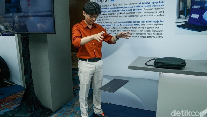 Asus Pamer Ketangguhan ExpertBook Ultra, Disiram Air hingga Dibanting