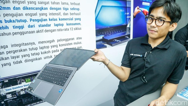 Pengunjung menginjak laptop ASUS ExpertBook Ultra di Jakarta, Kamis (7/5/2026).