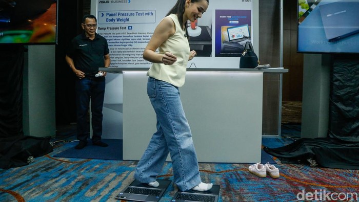 Asus Pamer Ketangguhan ExpertBook Ultra, Disiram Air hingga Dibanting