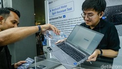 Asus Pamer Ketangguhan ExpertBook Ultra, Disiram Air hingga Dibanting