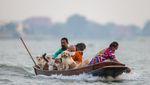 Biksu dan Anjing Kuil Susuri Sungai Chao Phraya