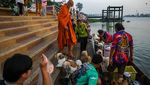 Biksu dan Anjing Kuil Susuri Sungai Chao Phraya