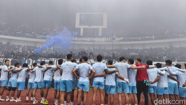 Bobotoh 'bakar' semangat Persib jelang laga kontra Persija Jakarta. Bobotoh 'bakar' semangat Persib jelang laga kontra Persija Jakarta.