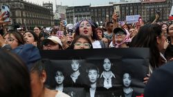 Lautan ARMY Ramaikan Kunjungan BTS ke Istana Nasional Meksiko