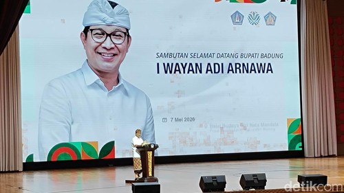 Bupati Badung I Wayan Adi Arnawa saat koordinasi pengolahan sampah dengan pelaku usaha hotel, restoran dan kafe di Puspem Badung, Kamis (7/5/2025). (Foto: Agus Eka/detikBali)