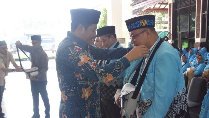 Bupati Sidoarjo Subandi saat akan memberangkatkan jemaah dari Pendopo Delta Wibawa.