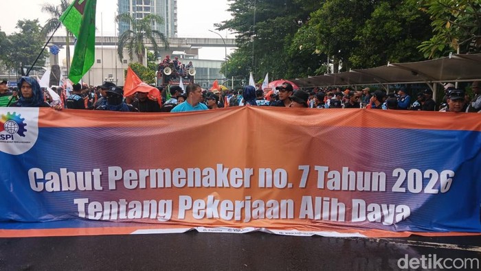 Buruh demo di Kemenaker