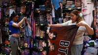 Seorang pedagang bersama Ingrid Rebeca Sanchez menunjukkan selimut merchandise bergambar grup Kpop asal Korea Selatan BTS di sebuah toko menjelang konser tur dunia “Arirang” di Mexico City, Meksiko, Rabu (29/4/2026). REUTERS/Henry Romero  