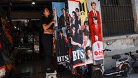Penjualan merchandise bertema BTS meningkat menjelang rangkaian konser grup tersebut di kawasan Amerika Latin. REUTERS/Henry Romero  