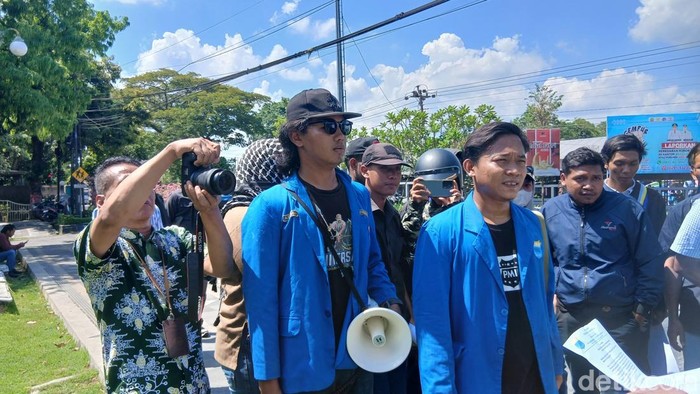Mahasiswa geruduk DPRD Blora minta kepala puskesmas yang dilaporkan selingkuh dipecat, Kamis (7/5/2026).
