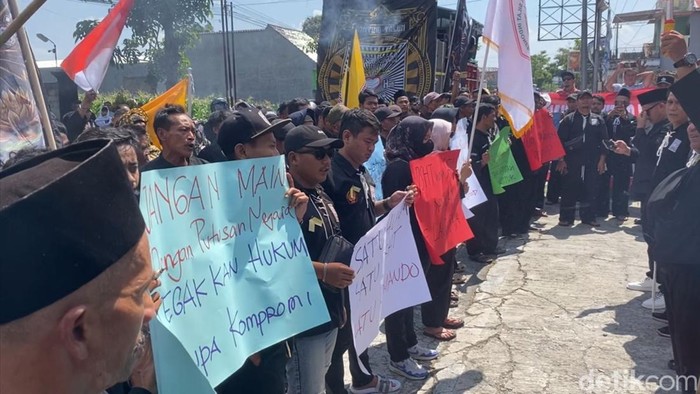 Demo perguruan silat di Blitar