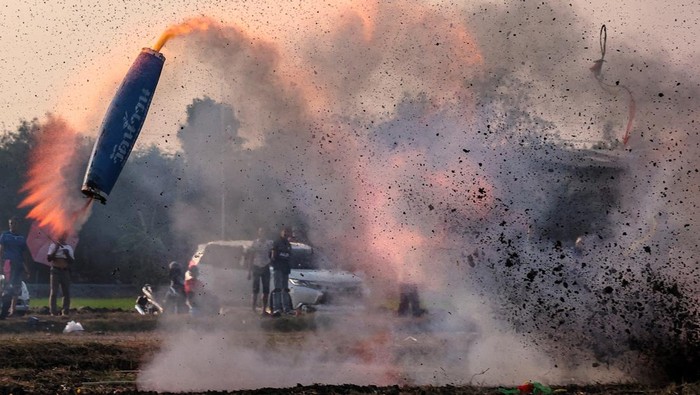 Festival roket tradisional komunitas Mon kembali digelar, memadukan ritual keagamaan dan kompetisi penuh ledakan. REUTERS/Chalinee Thirasupa