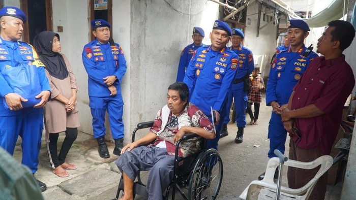 Dirpolairud Polda Metro Jaya Kombes Mustofa menyerahkan bantuan kursi roda kepada warga di Cilincing, Jakut sebagai bentuk kepedulian Polri terhadap masyarakat, Kamis (7/5/2026).