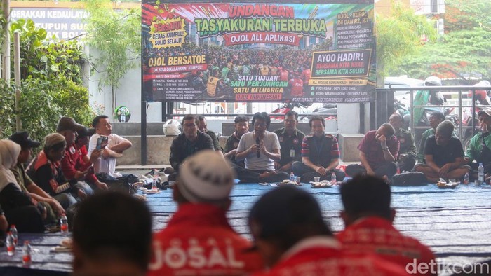 Driver Ojol Dukung Potongan Aplikasi 8%, Kawal Perpres 27/2026 Pengemudi ojol menyampaikan pernyataan sikap soal potongan tarif aplikasi sebesar 8% di Jakarta, Kamis (7/5/2026). Pemerintah telah memutuskan untuk mengurangi besaran potongan pendapatan pengemudi ojol oleh perusahaan aplikator menjadi 8%, dari yang sebelumnya sebesar 20%.