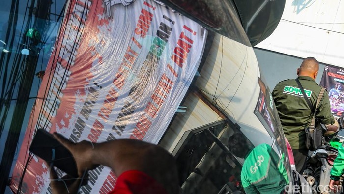 Driver Ojol Dukung Potongan Aplikasi 8%, Kawal Perpres 27/2026 Pengemudi ojol menyampaikan pernyataan sikap soal potongan tarif aplikasi sebesar 8% di Jakarta, Kamis (7/5/2026). Pemerintah telah memutuskan untuk mengurangi besaran potongan pendapatan pengemudi ojol oleh perusahaan aplikator menjadi 8%, dari yang sebelumnya sebesar 20%.