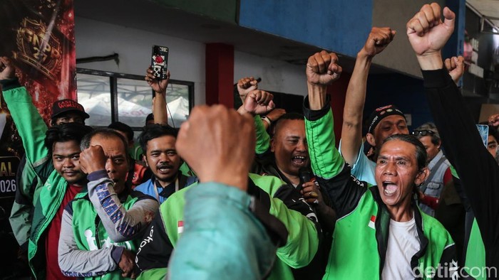 Pengemudi ojol menyampaikan pernyataan sikap soal potongan tarif aplikasi sebesar 8% di Jakarta, Kamis (7/5/2026).