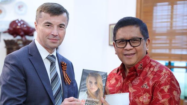 Duta Besar Federasi Rusia untuk Indonesia Sergei Tolchenov menyerahkan buku karya perempuan Rusia Maria Butina berjudul Prison Diary kepada Sekretaris Jenderal DPP PDIP Hasto Kristiyanto.