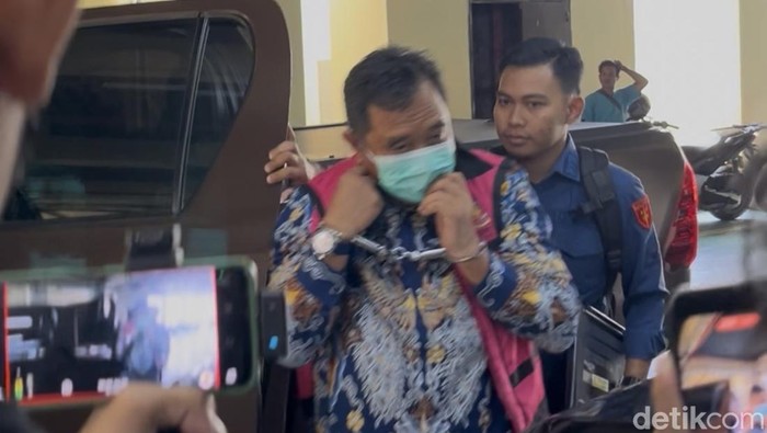 Eks Pj Gubernur Sulsel Bahtiar Baharuddin kembali diperiksa di kasus korupsi bibit nanas.