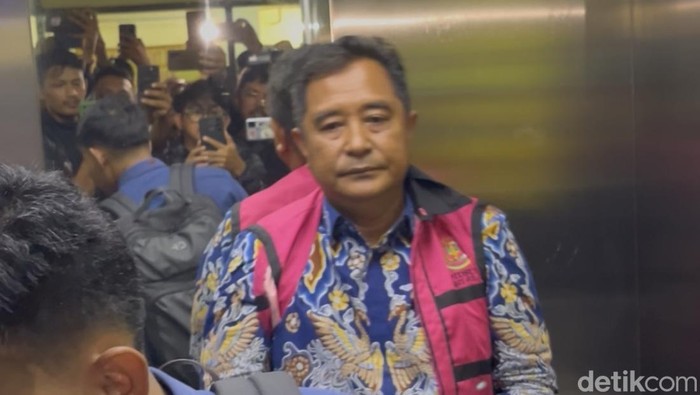 Eks Pj Gubernur Sulsel Bahtiar Baharuddin kembali diperiksa di kasus korupsi bibit nanas.