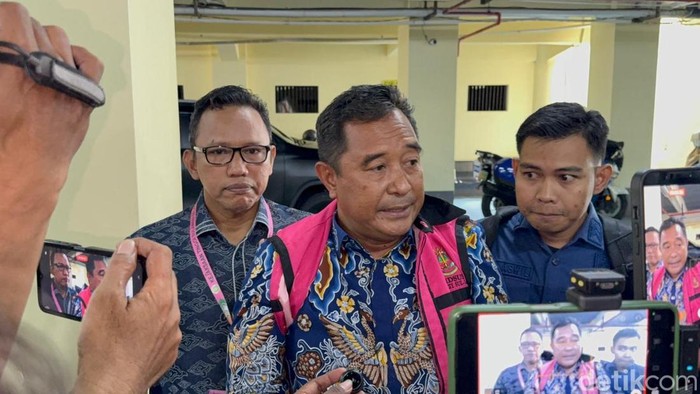 Eks Pj Gubernur Sulsel Bahtiar Baharuddin kembali diperiksa di kasus korupsi bibit nanas.