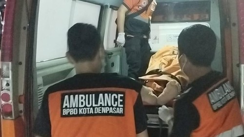 Proses evakuasi jenazah WNA asal Australia yang ditemukan meninggal dunia di sebuah penginapan kawasan Jalan Sedap Malam, Denpasar Timur, Rabu (6/5/2026).