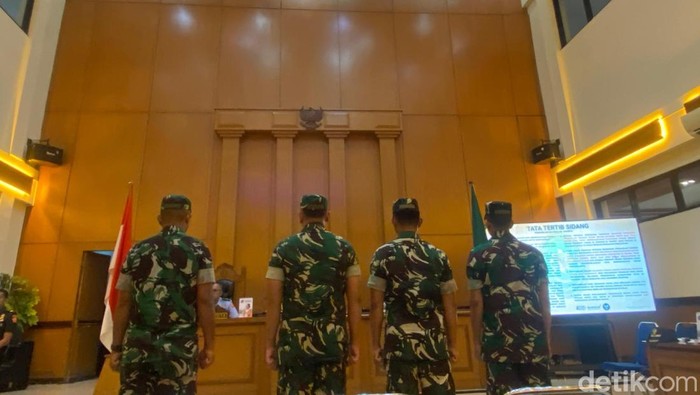 Foto: Empat terdakwa kasus penyerangan Andrie Yunus di sidang Pengadilan Militer, Jakarta (dok. detikcom)