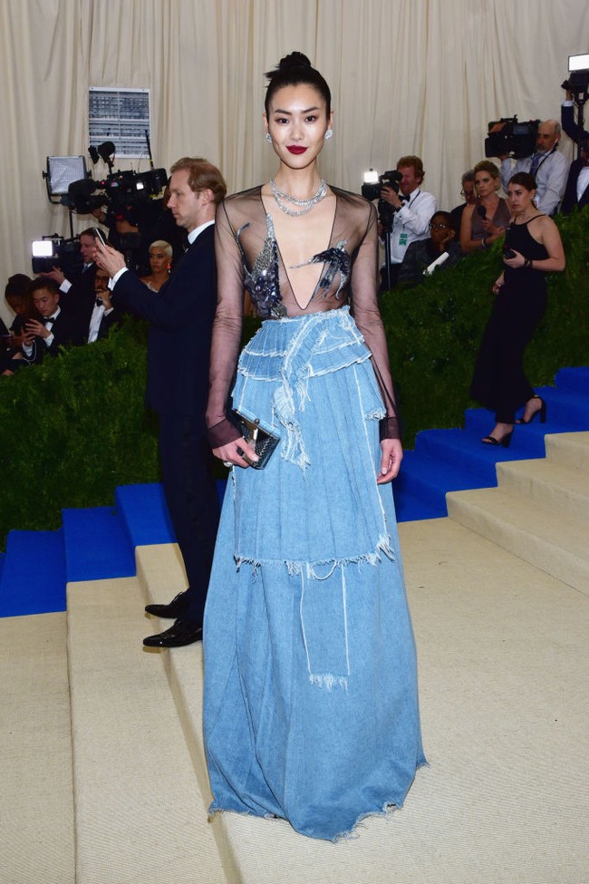 Model Liu Wen menghadirkan denim dengan sentuhan streetwear khas Off-White yang modern dan effortless di MET Gala 2017. Gayanya menunjukkan betapa fleksibelnya denim untuk tampilan yang high fashion. (Foto: Sean Zanni/Patrick McMullan via Getty Images)