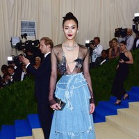 Model Liu Wen menghadirkan denim dengan sentuhan streetwear khas Off-White yang modern dan effortless di MET Gala 2017. Gayanya menunjukkan betapa fleksibelnya denim untuk tampilan yang high fashion. (Foto: Sean Zanni/Patrick McMullan via Getty Images)