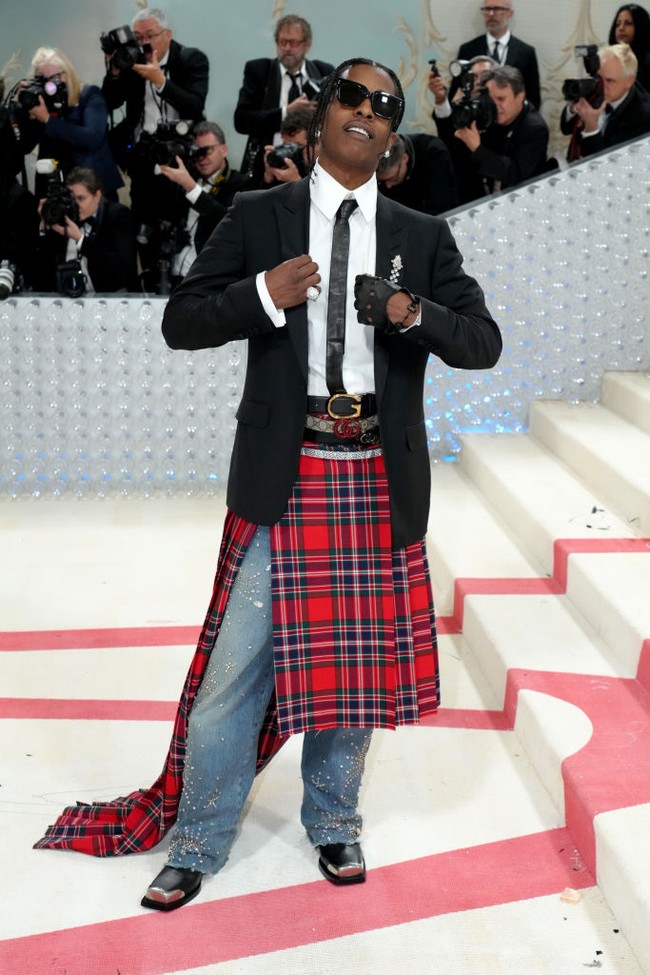 A$AP Rocky menggunakan jeans sebagai bagian dari layering yang ekspresif sekaligus necis di MET Gala 2023. Dipadukan dengan kemeja dan jas yang sharp, jeans di sini menjadi simbol perpaduan street culture dan kemewahan Gucci, rumah mode yang menyiapkan look sang rapper. (Foto: Jeff Kravitz/FilmMagic)