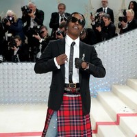 A$AP Rocky menggunakan jeans sebagai bagian dari layering yang ekspresif sekaligus necis di MET Gala 2023. Dipadukan dengan kemeja dan jas yang sharp, jeans di sini menjadi simbol perpaduan street culture dan kemewahan Gucci, rumah mode yang menyiapkan look sang rapper. (Foto: Jeff Kravitz/FilmMagic)