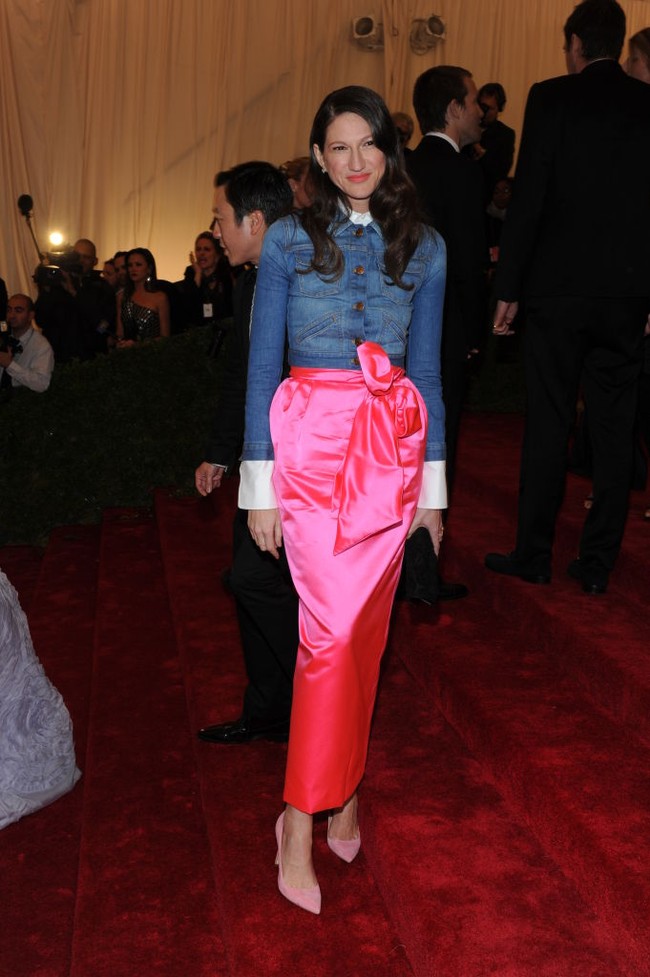 Pada 2012, desainer Jenna Lyons mengawali ‘tren’ jeans di MET Gala dengan memadukan rok satin glamor dengan jaket denim sehingga menciptakan kontras kasual-formal yang berani. Look ini selaras dengan tema MET Gala tahun itu, ‘Schiaparelli and Prada: Impossible Conversations’, yang menantang standar kecantikan dan membuktikan denim bisa tampil konseptual. (Foto: Penske Media via Getty Images/WWD)