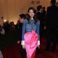 Pada 2012, desainer Jenna Lyons mengawali ‘tren’ jeans di MET Gala dengan memadukan rok satin glamor dengan jaket denim sehingga menciptakan kontras kasual-formal yang berani. Look ini selaras dengan tema MET Gala tahun itu, ‘Schiaparelli and Prada: Impossible Conversations’, yang menantang standar kecantikan dan membuktikan denim bisa tampil konseptual. (Foto: Penske Media via Getty Images/WWD)