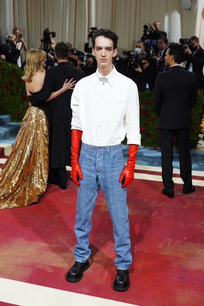 Aktor Kodi Smit-McPhee bersolek dengan jeans sebagai referensi “Casual Friday” Amerika, sesuai tema MET Gala 2022: “In America: An Anthology of Fashion. Bawahan dari Bottega Veneta rancangan Matthieu Blazy (sebelum pindah ke Chanel) ini terbuat dari material yang inovatif (serupa denim tapi bukan) sehingga mengangkat jeans ke level seni. (Foto: Sean Zanni/Patrick McMullan via Getty Images)