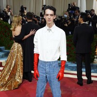 Aktor Kodi Smit-McPhee bersolek dengan jeans sebagai referensi “Casual Friday” Amerika, sesuai tema MET Gala 2022: “In America: An Anthology of Fashion. Bawahan dari Bottega Veneta rancangan Matthieu Blazy (sebelum pindah ke Chanel) ini terbuat dari material yang inovatif (serupa denim tapi bukan) sehingga mengangkat jeans ke level seni. (Foto: Sean Zanni/Patrick McMullan via Getty Images)
