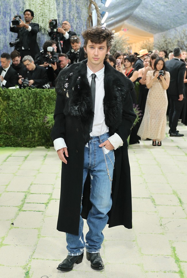 Di MET Gala 2026 dengan dress code Fashion is Art, Troye Sivan mengenakan jeans bertekstur sebagai bagian dari look Prada yang terinspirasi fotografer Robert Mapplethorpe. Denim menjadi elemen artistik yang memperkuat narasi visualnya. (Foto: REUTERS/Daniel Cole)
