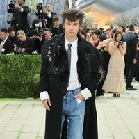Di MET Gala 2026 dengan dress code Fashion is Art, Troye Sivan mengenakan jeans bertekstur sebagai bagian dari look Prada yang terinspirasi fotografer Robert Mapplethorpe. Denim menjadi elemen artistik yang memperkuat narasi visualnya. (Foto: REUTERS/Daniel Cole)