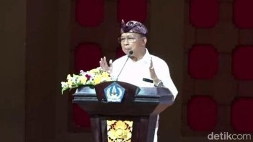 Gubernur Bali Wayan Koster saat memberi arahan kepada pelaku usaha hotel dan restoran di Badung, Kamis (7/5/2026). (Foto: Agus Eka/detikBali)