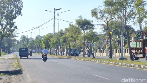 Ilustrasi - Salah satu penerangan jalan umum di Jalan Lingkar Selatan, Jempong, Sekarbela, Kota Mataram, NTB. (Foto: Nathea Citra/detikBali)