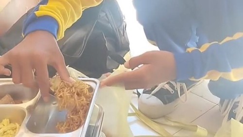 Indra Ardiansyah, siswa SMPN 3 Wera, Kabupaten Bima, NTB, membungkus menu MBG untuk disantap bersama empat adiknya di rumah, Kamis (7/5/2026). (Tangkapan layar video viral)