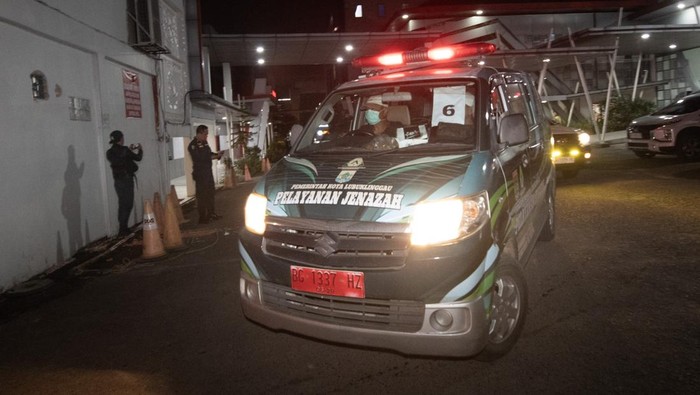 Petugas dari Dokpol Polda Sumatera Selatan menggotong kantong berisi jenazah korban kecelakaan bus PO ALS yang terbakar setibanya di RS Bhayangkara Mohamad Hasan Palembang, Sumatera Selatan, Kamis (7/5/2026). Sebanyak 16 jenazah korban kecelakaan bus PO ALS dengan truk tangki di Jalan Lintas Sumatera, Kecamatan Karang Jaya, Kabupaten Musi Rawas Utara (Muratara), Sumatera Selatan dibawa ke RS Bhayangkara Mohamad Hasan Palembang untuk dilakukan identifikasi lebih lanjut oleh tim Disaster Victim Identification (DVI) Polda Sumsel. ANTARA FOTO/Nova Wahyudi/tom.