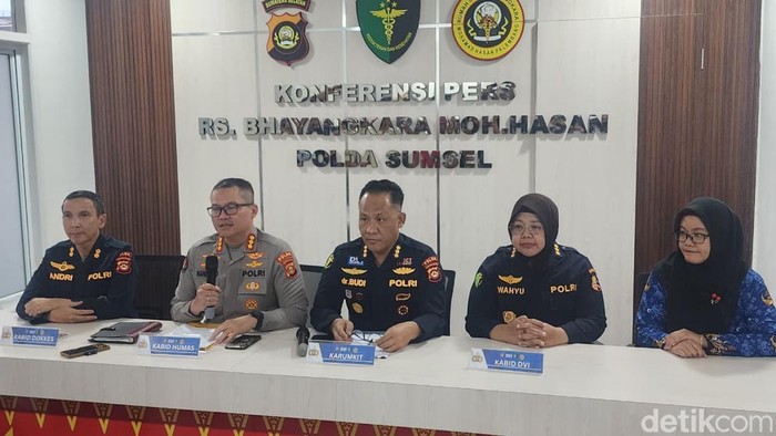 Kabid Humas Polda Sumsel saat memberikan keterangan di RS Bhayangkara Palembang.