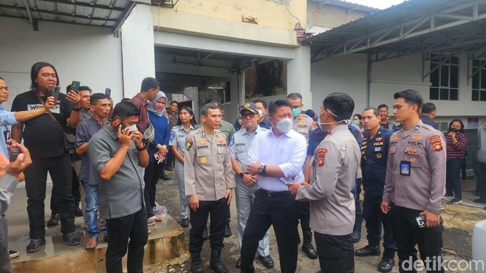 Kabid Humas saat mendampingi Wakapolda dan Gubernur Sumsel di RS Bhayangkara Palembang.