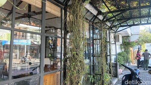 Bagian depan kafe Tempat di Jalan Bedugul, Sidakarya, Denpasar.