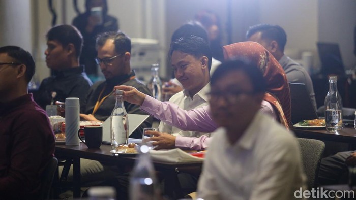 PT Kereta Api Indonesia (KAI) bersama detikcom menggelar Public Training bertajuk ‘Newscraft & Relationlab’. Melalui pelatihan ini, KAI mendalami strategi komunikasi dan branding yang tidak hanya berfokus pada pesan, tetapi juga pada ‘rasa’ yang ingin disampaikan kepada publik.